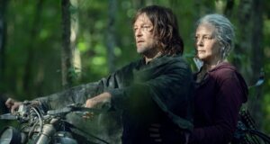 Daryl (Norman Reedus) y Carol (Melissa McBride) en moto en The Walking Dead