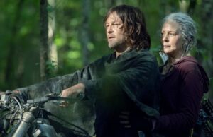 Daryl (Norman Reedus) y Carol (Melissa McBride) en moto en The Walking Dead