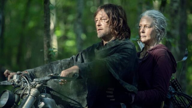Daryl (Norman Reedus) y Carol (Melissa McBride) en moto en The Walking Dead