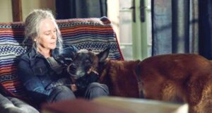 Carol (Melissa McBride) y Dog en The Walking Dead 10x21 Diverged