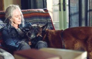 Carol (Melissa McBride) y Dog en The Walking Dead 10x21 Diverged