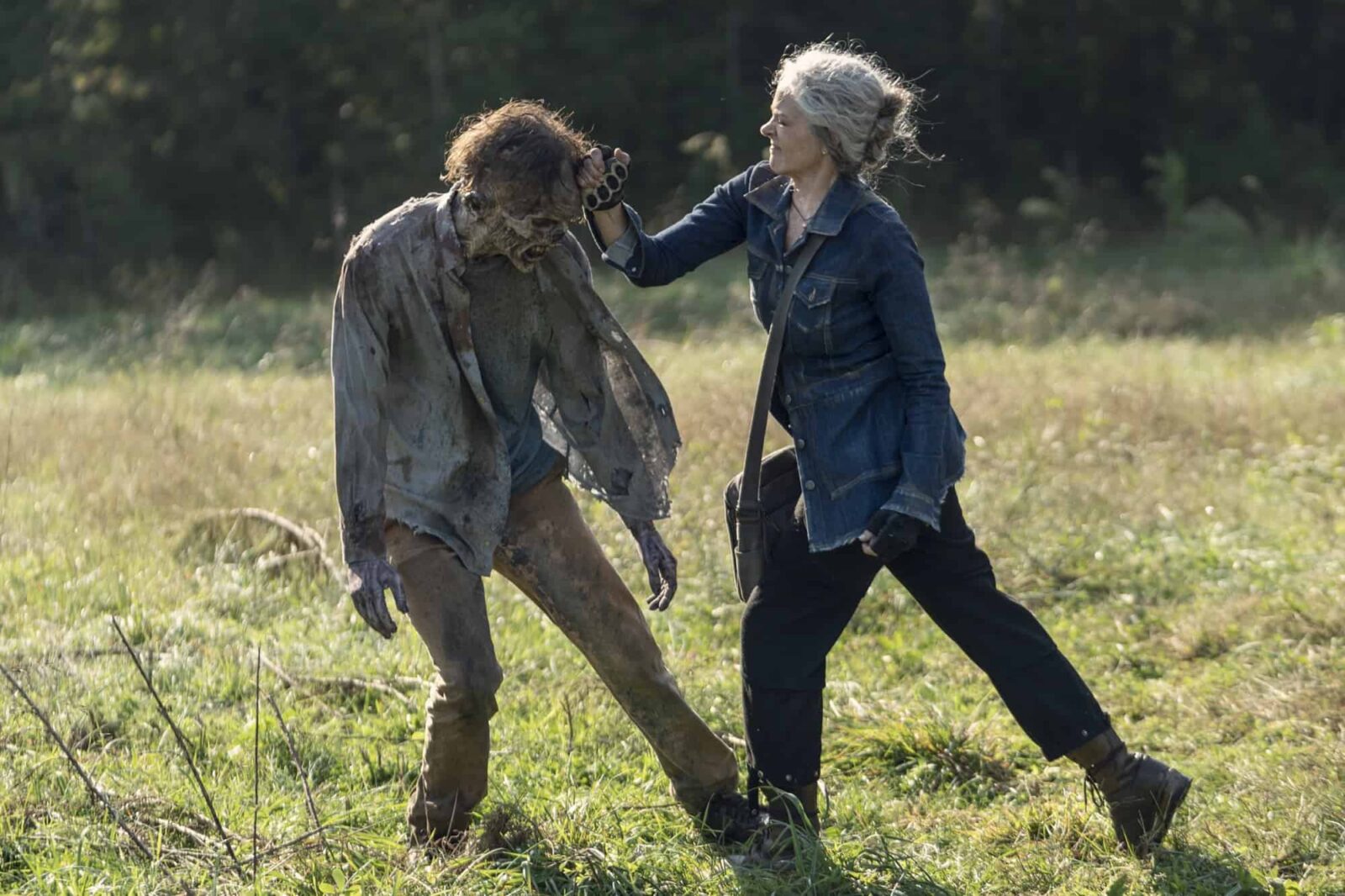 Carol (Melissa McBride) matando un caminante en The Walking Dead 10x21 Diverged