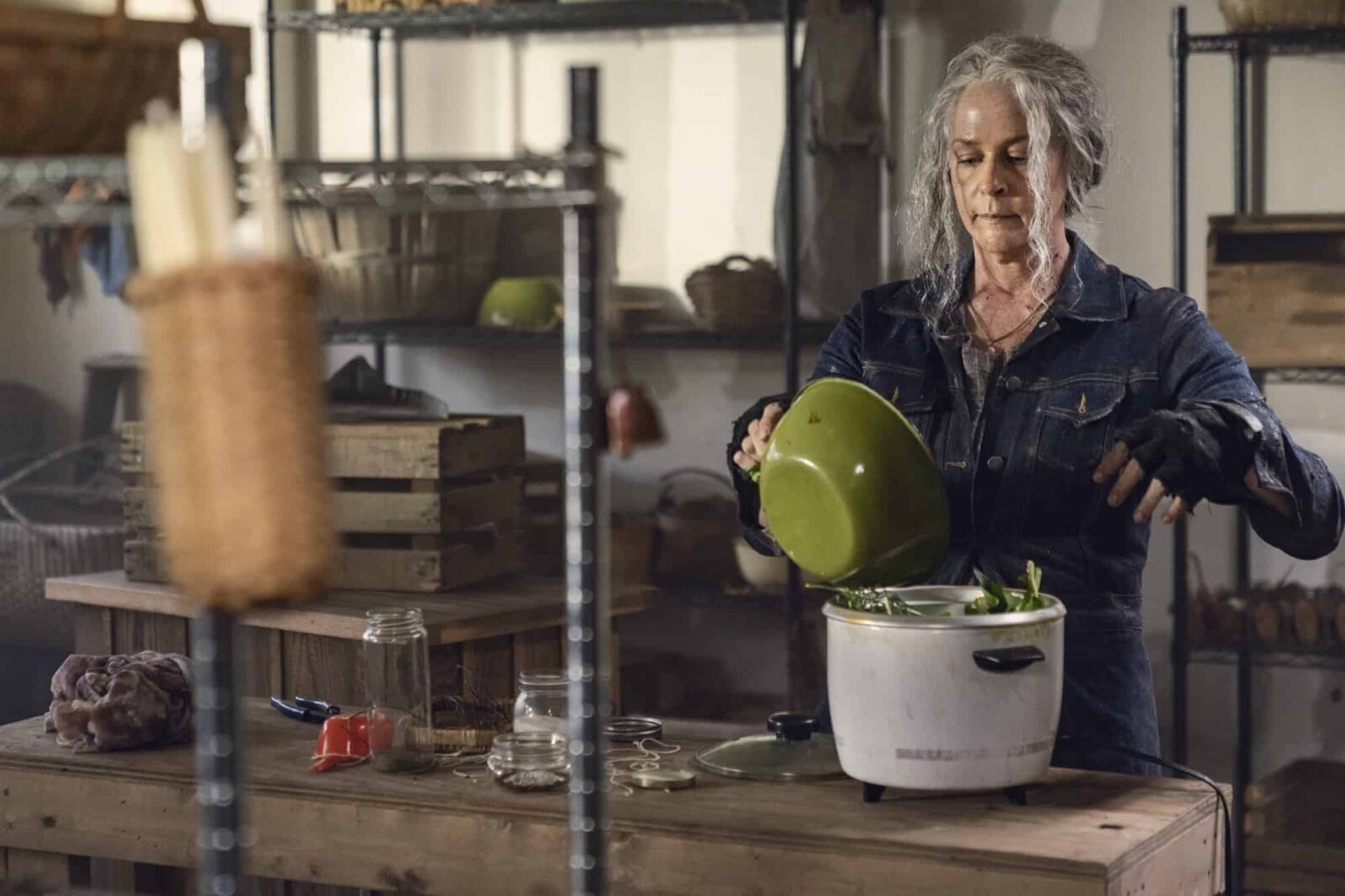 Carol (Melissa McBride) cocinando en The Walking Dead 10x21 Diverged