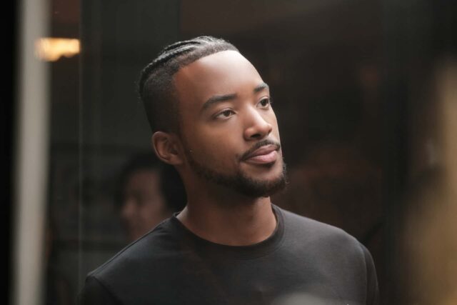 Algee Smith como Chris McKay en Euphoria S02E01