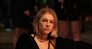 Hunter Schafer como Jules en Euphoria 2x01