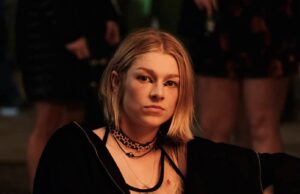 Hunter Schafer como Jules en Euphoria 2x01