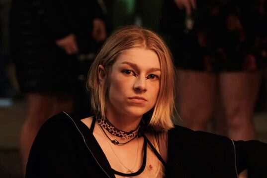 Hunter Schafer como Jules en Euphoria 2x01