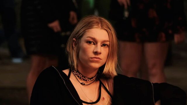 Hunter Schafer como Jules en Euphoria 2x01