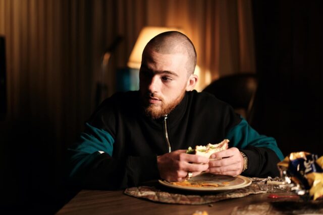 Angus Cloud como Fezco en Euphoria 2x02