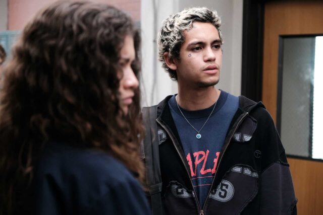 Zendaya como Rue y Dominic Fike como Elliot en Euphoria 2x02