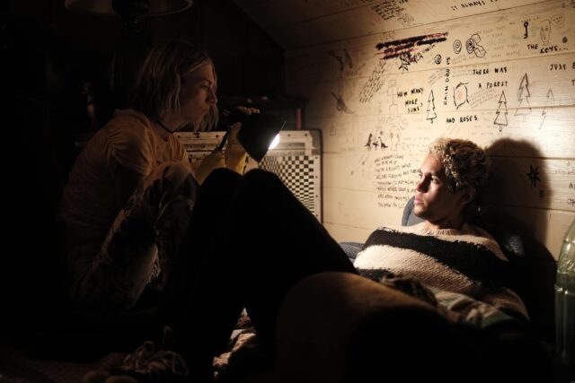 Jules (Hunter Schafer) y Elliot (Dominic Fike) en Euphoria 2x03