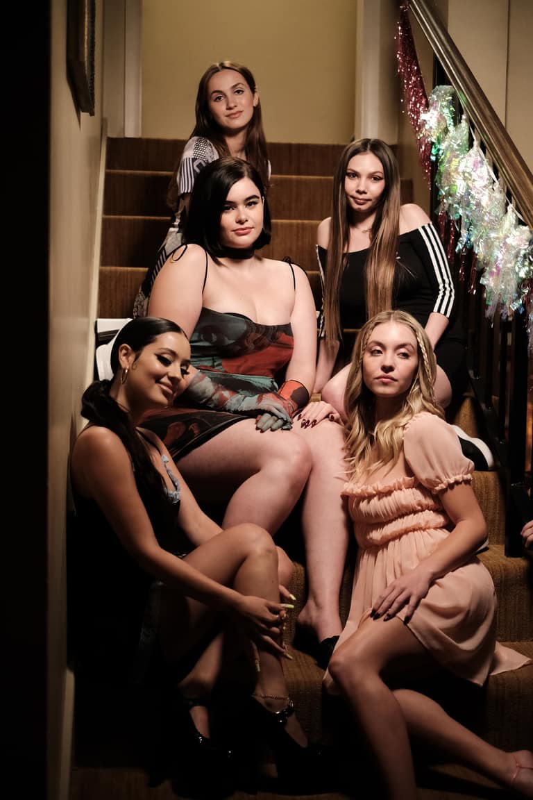 Alexa Demie (Maddy), Barbie Ferreira (Kat), Maude Apatow, (Lexi) Sophia Rose Wilson (BB) y Sydney Sweeney (Cassie) en Euphoria 2x04
