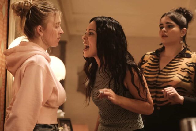 Cassie Howard (Sydney Sweeney), Maddie Perez (Alexa Demie) y Kat Hernández (Barbie Ferreira) en Euphoria 2x05