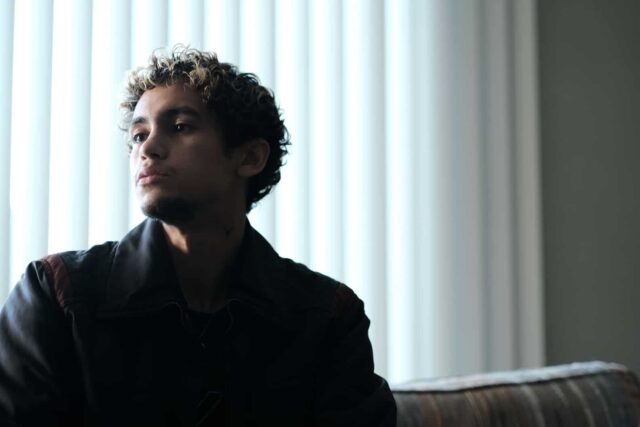 Dominic Fike como Elliot en Euphoria S02E05