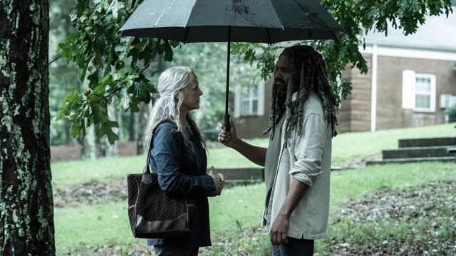 Melissa McBride como Carol y Khary Payton como Ezekiel en The Walking Dead 11x15 Trust