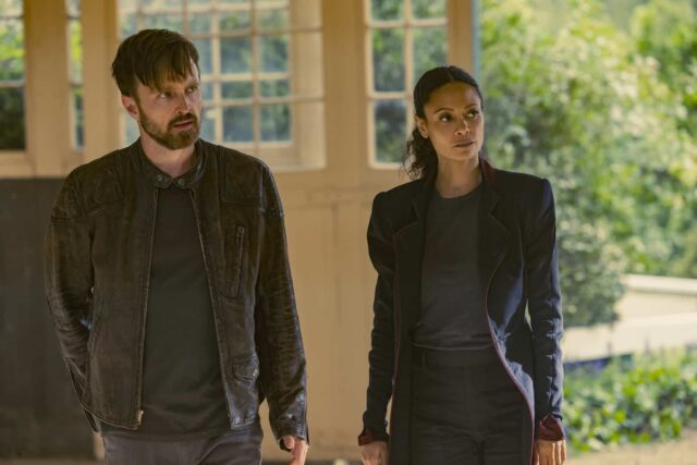 Aaron Paul como Caleb Nichols y Thandiwe Newton como Maeve Millay en Westworld 4x02