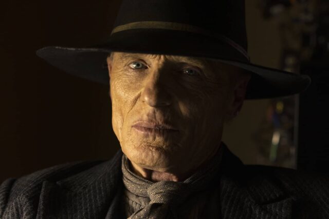 Ed Harris como el Hombre de negro en Westworld 4x02