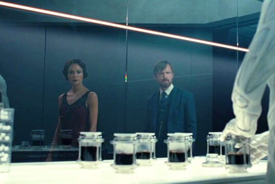 Thandiwe Newton como Maeve Millay y Aaron Paul como Caleb Nichols en el adelanto de Westworld 4x03