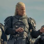 Wil Johnson como Ser Vaemond Velaryon, Matt Smith como Daemon Targaryen, y Theo Nate como el joven Laenor Velaryon en House of the Dragon (La Casa del Dragón) Episodio 3