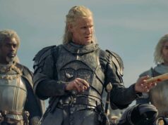 Wil Johnson como Ser Vaemond Velaryon, Matt Smith como Daemon Targaryen, y Theo Nate como el joven Laenor Velaryon en House of the Dragon (La Casa del Dragón) Episodio 3