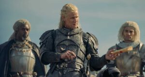 Wil Johnson como Ser Vaemond Velaryon, Matt Smith como Daemon Targaryen, y Theo Nate como el joven Laenor Velaryon en House of the Dragon (La Casa del Dragón) Episodio 3