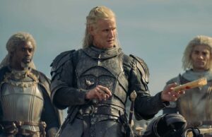 Wil Johnson como Ser Vaemond Velaryon, Matt Smith como Daemon Targaryen, y Theo Nate como el joven Laenor Velaryon en House of the Dragon (La Casa del Dragón) Episodio 3