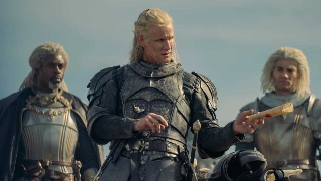 Wil Johnson como Ser Vaemond Velaryon, Matt Smith como Daemon Targaryen, y Theo Nate como el joven Laenor Velaryon en House of the Dragon (La Casa del Dragón) Episodio 3