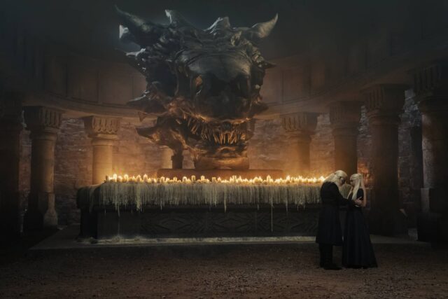 Paddy Considine (Rey Viserys Targaryen) y Milly Alcock (Princesa Rhaenyra Targaryen) en House of the Dragon 1x01 "The Heirs of the Dragon"