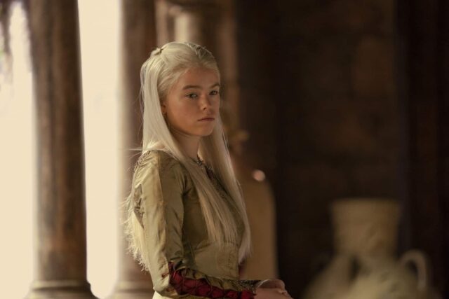 Milly Alcock como la joven Rhaenyra Targaryen en House of the Dragon (La Casa del Dragón) 1x02