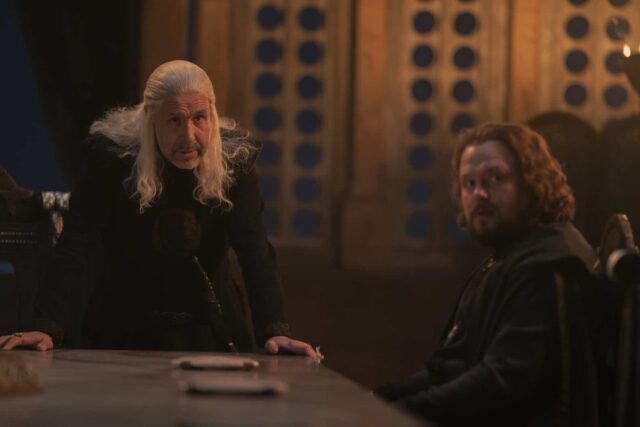 Paddy Considine como Viserys Targaryen, y Gavin Spokes como Lord Lyonel Strong en House of the Dragon (La Casa del Dragón) 1x02