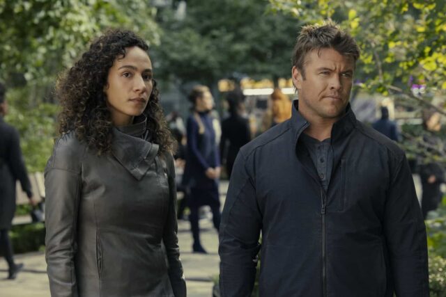 Aurora Perrineau como Frankie y Luke Hemsworth como Ashley Stubbs en Westworld 4x07 Metanoia