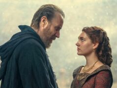 Rhys Ifans como Otto Hightower y Emily Carey como la joven Alicent Hightower en House of the Dragon (La Casa del Dragón) 1x05