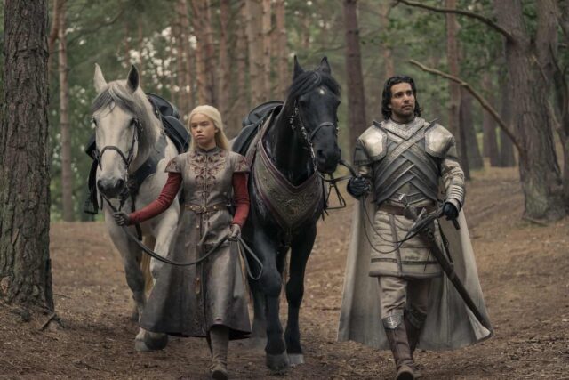 Milly Alcock como la joven Rhaenyra Targaryen y Fabien Frankel como Ser Criston Cole en House of the Dragon (La Casa del Dragón) 1x03