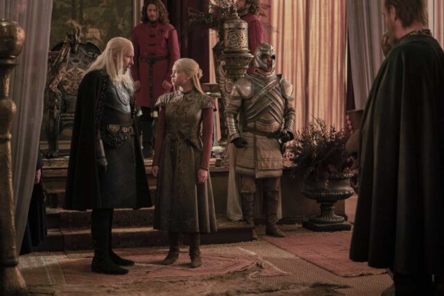 Paddy Considine como Viserys Targaryen y Milly Alcock como la joven Rhaenyra Targaryen en House of the Dragon (La Casa del Dragón) 1x03