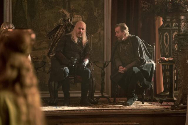 Paddy Considine como Viserys Targaryen y Rhys Ifans como Otto Hightower en House of the Dragon (La Casa del Dragón) 1x03