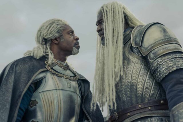 Wil Johnson como Ser Vaemond Velaryon y Steve Toussaint como Lord Corlys Velaryon en House of the Dragon (La Casa del Dragón) 1x03