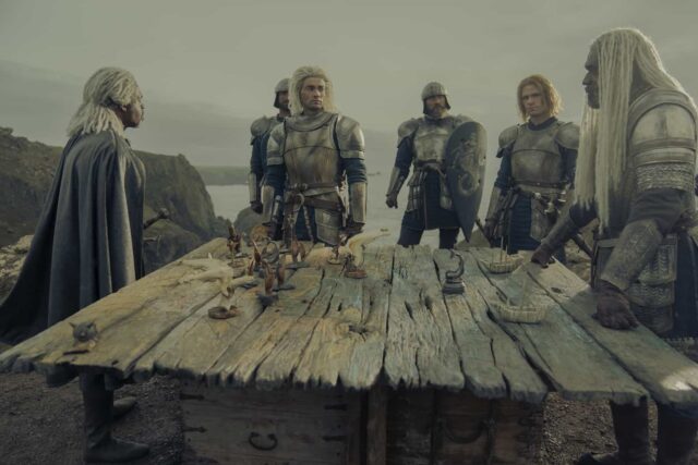 Wil Johnson como Ser Vaemond Velaryon, Theo Nate como el joven Laenor Velaryon, Steve Toussaint como Lord Corlys Velaryon, y Solly McCleod como Ser Joffrey Lonmouth en House of the Dragon (La Casa del Dragón) 1x03