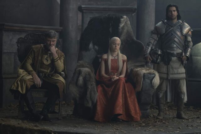 Julian Jones como Lord Boremund Baratheon, Milly Alcock como la joven Rhaenyra Targaryen y Fabien Frankel como Ser Criston Cole en House of the Dragon (La Casa del Dragón) 1x04