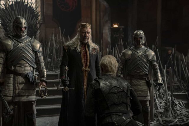 Paddy Considine como Viserys Targaryen y Matt Smith como Daemon Targaryen en House of the Dragon (La Casa del Dragón) 1x04