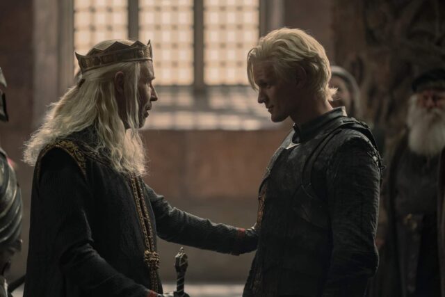 Paddy Considine como Viserys Targaryen y Matt Smith como Daemon Targaryen en House of the Dragon (La Casa del Dragón) 1x04