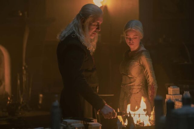 Paddy Considine como Viserys Targaryen y Milly Alcock como la joven Rhaenyra Targaryen en House of the Dragon (La Casa del Dragón) 1x04