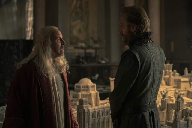 Paddy Considine como Viserys Targaryen y Rhys Ifans como Otto Hightower en House of the Dragon (La Casa del Dragón) 1x04