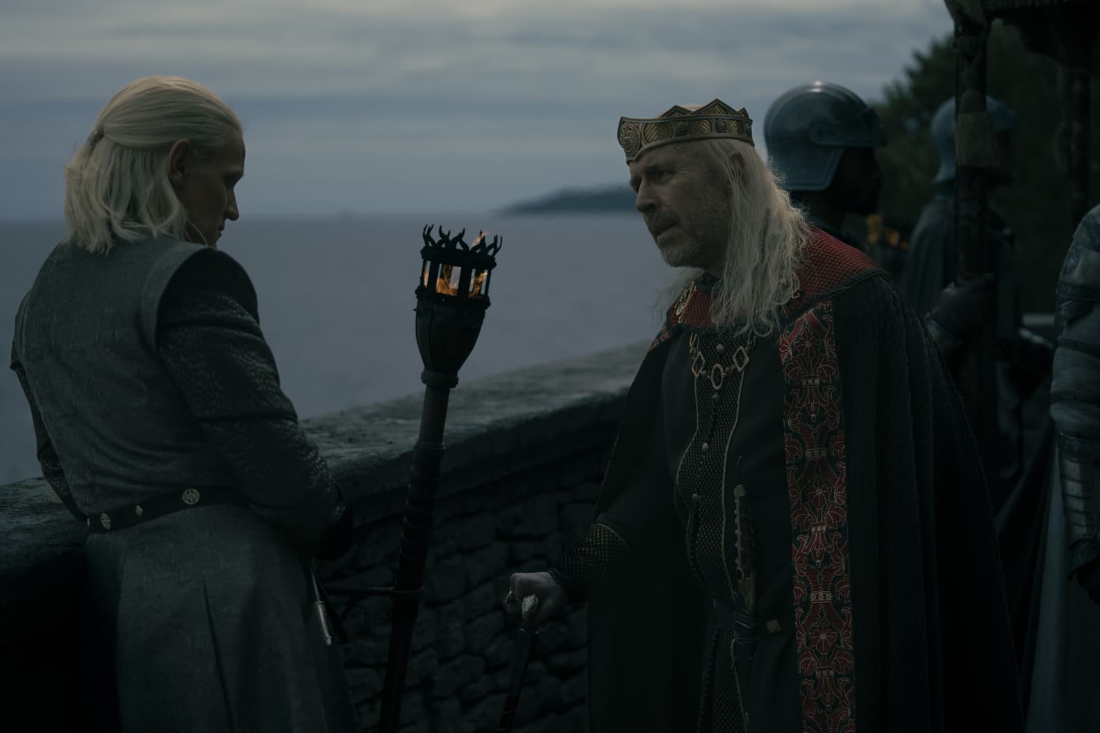 Matt Smith como Daemon Targaryen y Paddy Considine como Viserys I Targaryen en House of The Dragon (La Casa del Dragón) 1x07