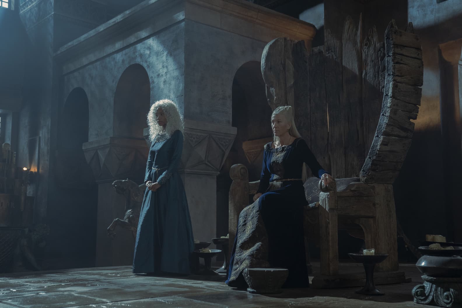 Bethany Antonia como Baela Targaryen y Eve Best como la Princesa Rhaenys Targaryen en House of The Dragon (La Casa del Dragón) 1x08