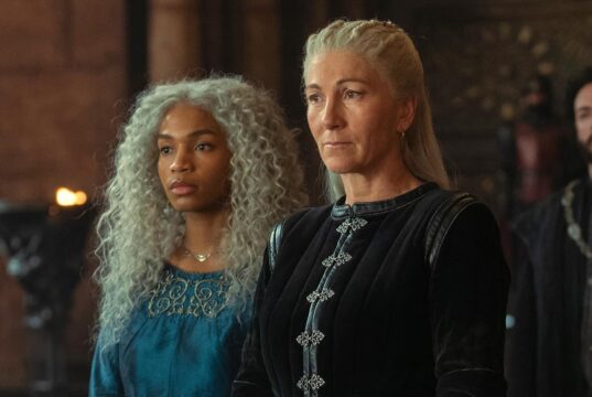 Bethany Antonia como Baela Targaryen y Eve Best como la Princesa Rhaenys Targaryen en House of The Dragon (La Casa del Dragón) 1x08