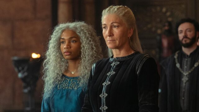 Bethany Antonia como Baela Targaryen y Eve Best como la Princesa Rhaenys Targaryen en House of The Dragon (La Casa del Dragón) 1x08