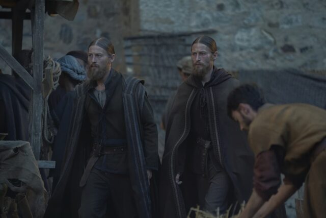 Luke Tittensor como Ser Arryk Cargyll y Elliott Tittensor como Ser Erryk Cargyll en House of The Dragon (La Casa del Dragón) 1x09