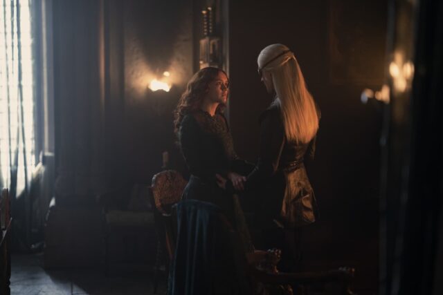 Olivia Cooke como la reina Alicent Hightower y Ewan Mitchell como Aemond Targaryen en House of The Dragon (La Casa del Dragón) 1x09
