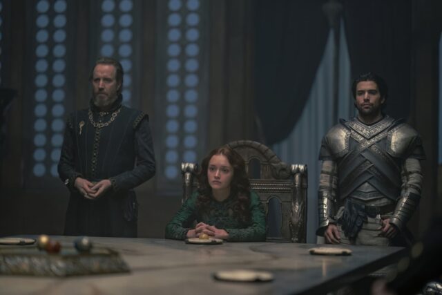 Rhys Ifans como Otto Hightower, Olivia Cooke como la reina Alicent Hightower y Fabien Frankel como Criston Cole en House of The Dragon (La Casa del Dragón) 1x09