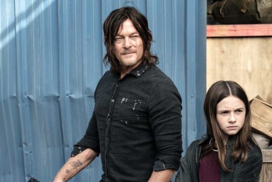Daryl Dixon (Norman Reedus) y Judith Grimes (Cailey Fleming) en The Walking Dead 11x18 A New Deal
